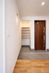 白と木がつくる、清潔な暮らしの家